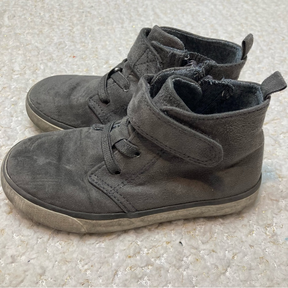 Boys cat& jack shoe size 9